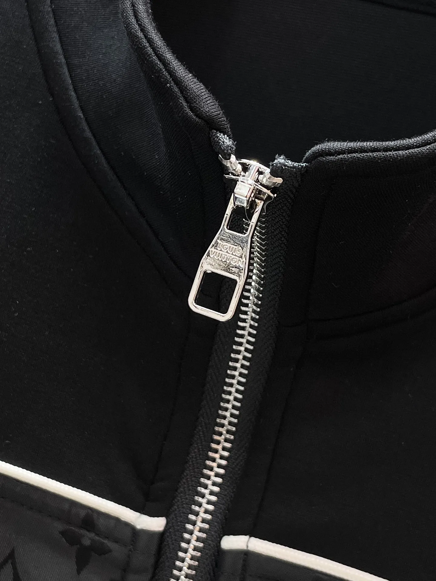 🅿️720 LV hot-selling suit is coming. Focus on the original version of the official website. 2025 new hot-selling cardigan suit. The original order is the best. 🇭🇰The meticulous work of top designers. It has a fitting and perfect upper body effect. All-natural high-quality Tencel Roman cotton 100%, close-fitting comfort, noble and elegant! Original hardware embodies elegance and nobility! Counter size: M-3XL (maximum wear up to 190 pounds)